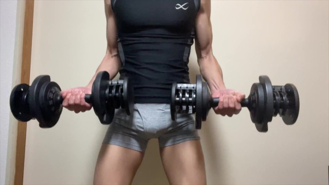 Sporty Japanese masturbates with electric masturbator while doing muscle training