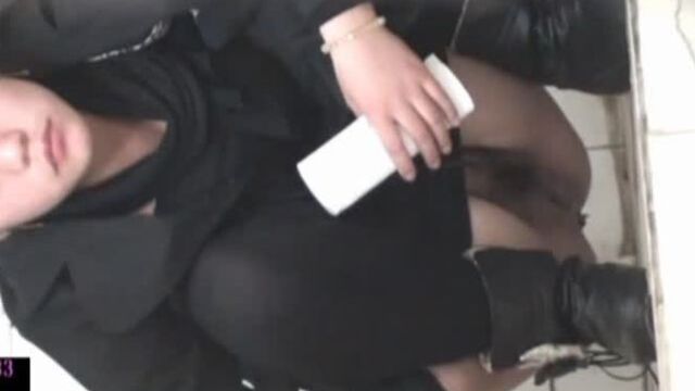 Spying on asian girls pooping