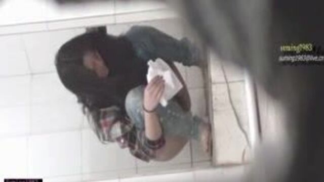 Pretty Chinese girl has diarrhea!