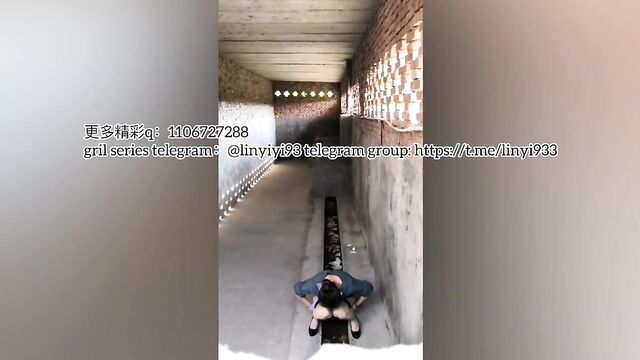 little gril poop 3