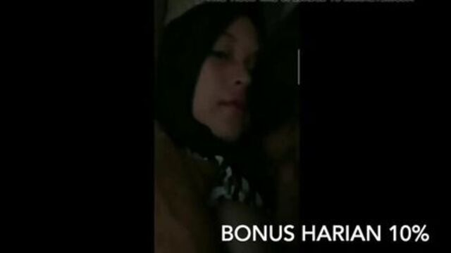 jilbab hitam keenakan di kenyot susunya