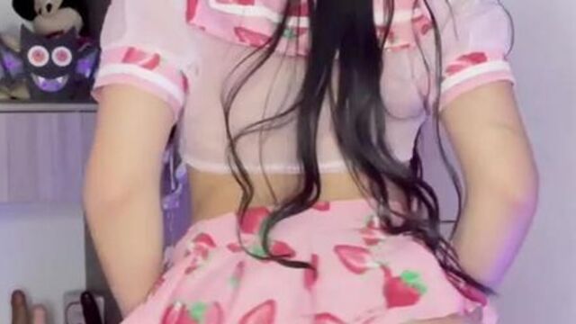 Latina in pink shows her pussy on live streaming