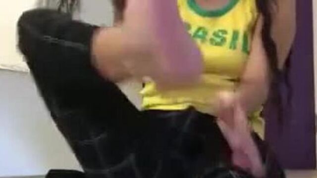 Latina teen take off her socks and suck her toes